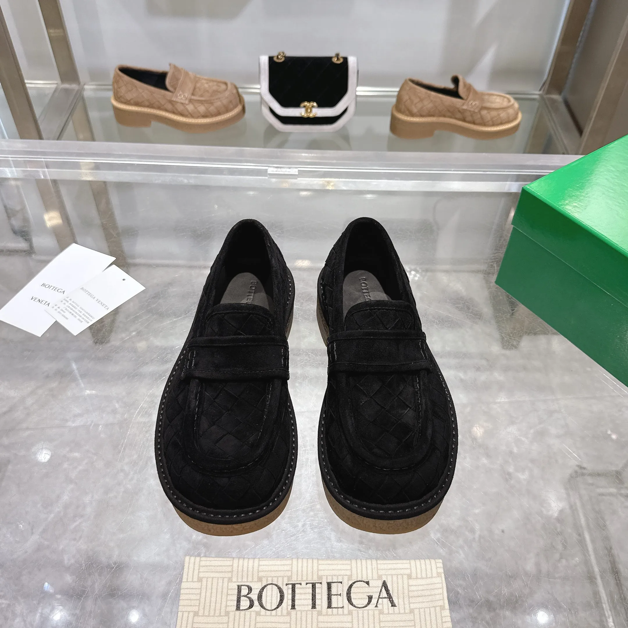 [BV] Top P: 840💰Size for couples: 35-44 (Female 40, Male 38 45, custom-made, non-returnable) Bottega Veneta classic Bottega Veneta counter model! Big square head! Braided deep toe shoes! Reproduction of the original board! The feet are super domineering! Original molded outsole! High-grade mercerized cow velvet! Solid color Niuli!